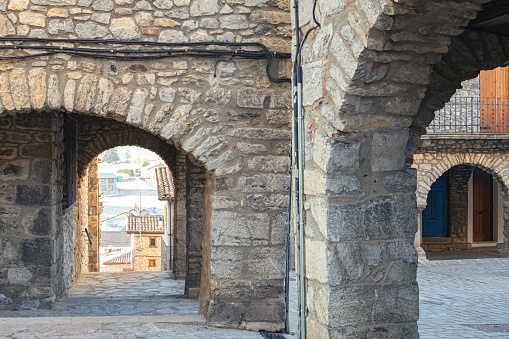 Arco de adoquines en un hermoso detalle arquitectónico de la ciudad de Bellver de Cerdanya, Cataluña photo