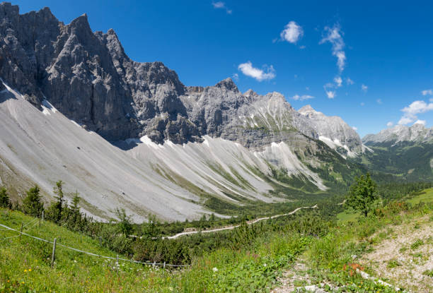 as paredes norte das montanhas karwendel - bockkarspitzhe, nordliche sonnenspitze do chalé falkenhütte. - sonnenspitze - fotografias e filmes do acervo