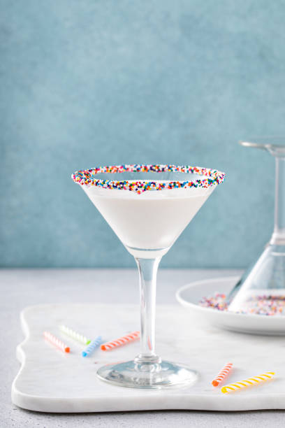 tort urodzinowy martini z posypką na obręczy - cream sprinkles food and drink freshness zdjęcia i obrazy z banku zdjęć