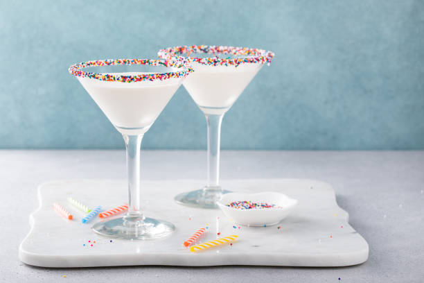 tort urodzinowy martini z posypką na obręczy - cream sprinkles food and drink freshness zdjęcia i obrazy z banku zdjęć