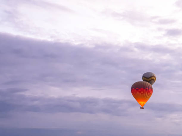 夜明け早朝の山のカッパドキアで多くの色とりどりの美しい風船を空中に打ち上げるプロセス。バーナーからの熱風でバルーンを満たし、バスケットを準備します。エクスカーション、上記� - turkey hot air balloon cappadocia basket ストックフォトと画像