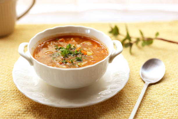 zuppa tipo minestrone di lenticchie e verdure - minestrone foto e immagini stock