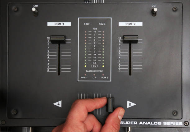 dj mixer close up detail with man's hand on cross fader (record player equipment for playing music) sprzęt gramofonu z naciskiem na crossfader - crossfader zdjęcia i obrazy z banku zdjęć