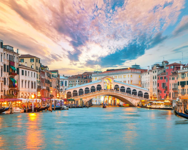 magnifique coucher de soleil et paysage urbain nocturne de venise avec le célèbre canal grande et le pont du rialto - venice italy rialto bridge bridge veneto photos et images de collection