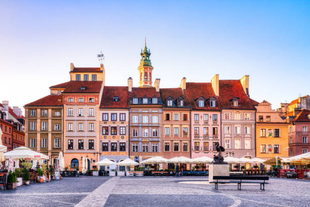 Piazza della Città Vecchia a Varsavia durante una giornata di sole - foto stock