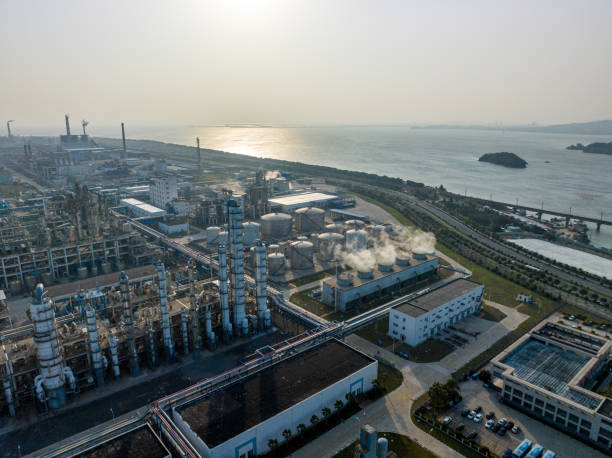 바닷가에 있는 대형 화학 공장의 조감도 - oil rig oil sea aerial view 뉴스 사진 이미지