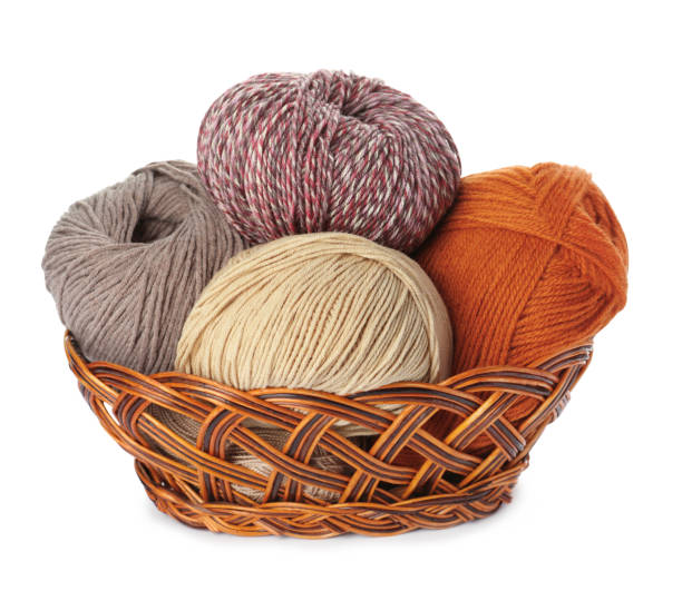 diferentes bolas de hilos de punto de lana en cesta de mimbre sobre fondo blanco - sock wool multi colored isolated fotografías e imágenes de stock