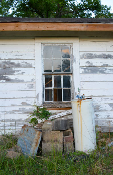istock Junk Outside of Abandoned House 1488994000