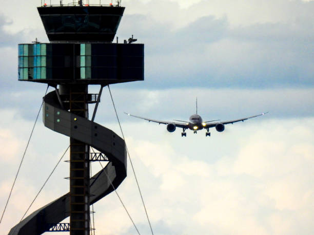 aterrizaje del a330 cebu pacific - air traffic control tower airport runway air travel fotografías e imágenes de stock