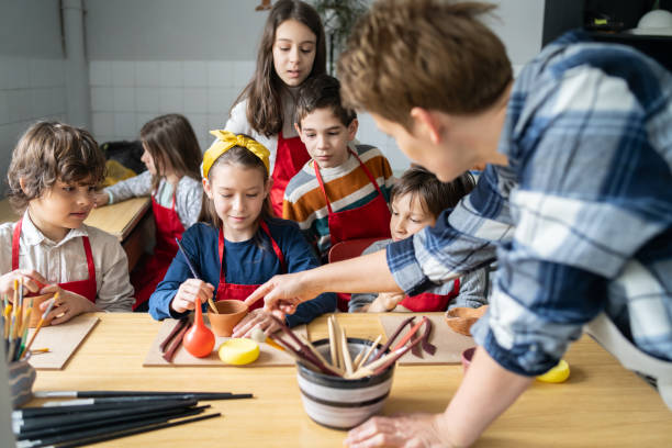 istock An art teacher assisting her pupils 1489034582