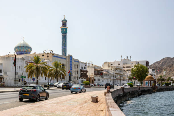 vista del lungomare di mutrah, moschea al rasool al a'dham aka moschea blu, mutrah souq dall'esterno e mutrah corniche. - oman greater masqat fort tourism foto e immagini stock