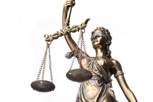 статуя правосудия фемида или justitia изолированы на белом фоне - юстиция стоковые фото и изображения