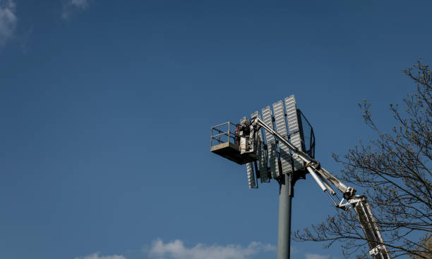 istock Male builder work at height in a lifting cradle. 1489055914