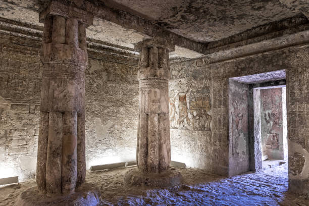 dentro de una tumba de las tumbas del norte en amarna, egipto - amarna fotografías e imágenes de stock