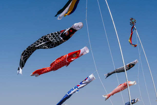 푸른 하늘에서 헤엄치는 잉어 깃발의 이미지 - traditional festival japanese flag japanese culture japan 뉴스 사진 이미지