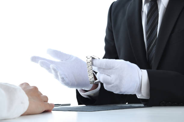 tasador que comprueba el valor y la calidad del reloj de pulsera - anticuario anticuado fotografías e imágenes de stock