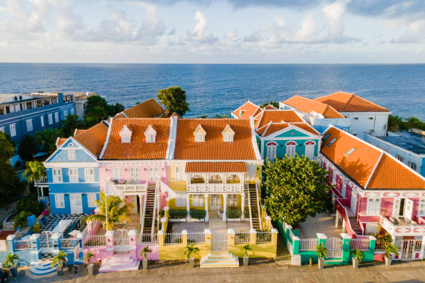 willemstad curaçao, edifícios coloridos em torno de willemstad punda e otrobanda - otrobanda - fotografias e filmes do acervo