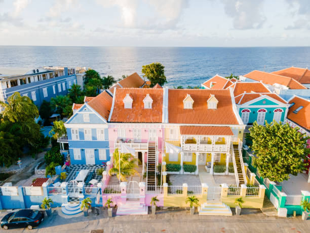 willemstad curaçao, edifícios coloridos em torno de willemstad punda e otrobanda - otrobanda - fotografias e filmes do acervo