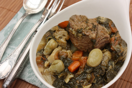 ムソキ 過越の祭りの地中海料理のための牛肉のセファルディム料理と混合野菜シチュー カトラリーのストックフォトや画像を多数ご用意