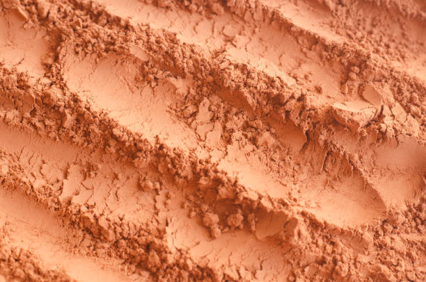 赤いテラコッタベントナイト粘土粉末テクスチャー。ナチュラルビューティートリートメントとスパ。粘土テクスチャマクロ、選択フォーカス。抽象的な背景。 - red mud ストックフォトと画像