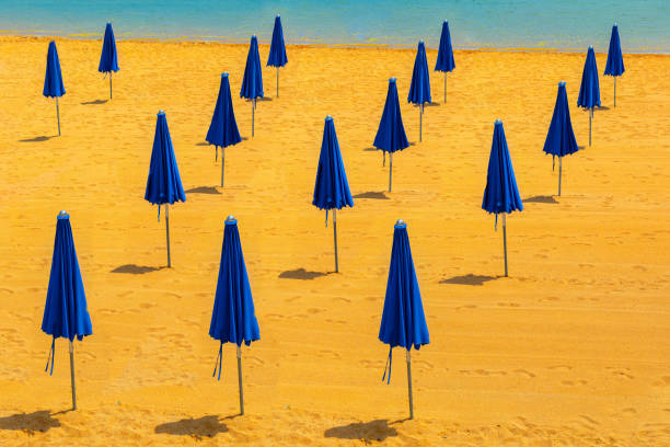 Beach Umbrellas Arrangement Beach Umbrellas Arrangement on the Sandy Coast . Golden Sand Beach how water systems sunshine coast stock pictures, royalty-free photos & images