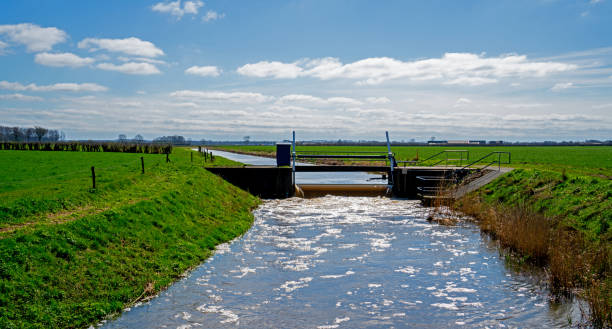 rural landscape with weir near bronckhorst, netherlands - miniature weir imagens e fotografias de stock