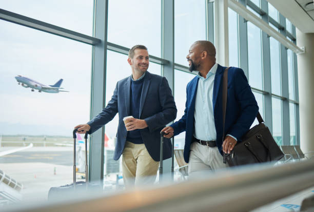 viaggia per affari, squadra in aeroporto e uomini, prendi il volo per un viaggio di lavoro con conferenza o seminario di formazione con contabile. camminare, parlare e diversificare con convenzioni finanziarie e partnership - travel people traveling business travel vacations foto e immagini stock