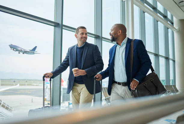 비즈니스, 공항 및 남성 팀 여행, 회계사와의 회의 또는 교육 세미나를 통한 출장 비행. 걷고, 이야기하고, 금융 컨벤션 및 파트너십을 통한 다양성 - business travel travel airport lounge airport 뉴스 사진 이미지