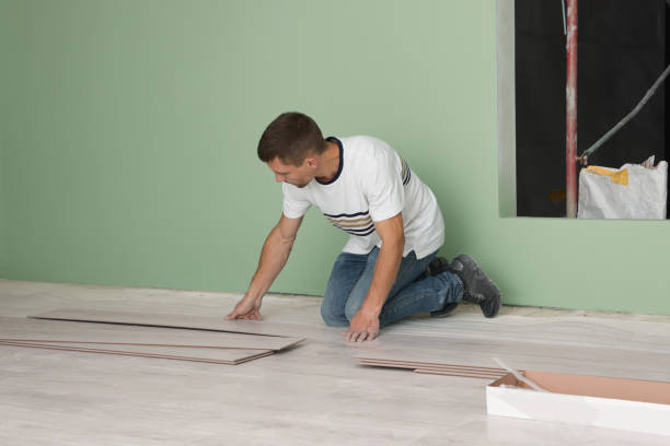 istock Man installing new laminate flooring in room 1489124489