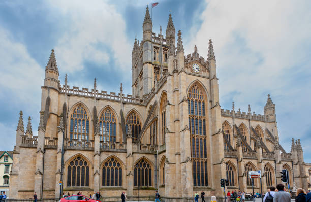 fachada frontal da antiga igreja medieval na cidade histórica de bath, inglaterra. - bath abbey - fotografias e filmes do acervo