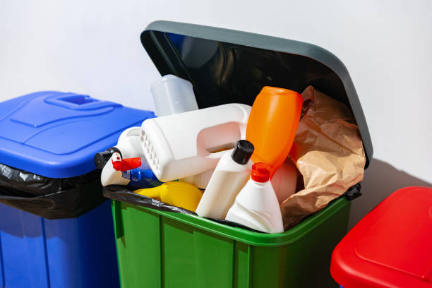 istock Trash cans full of waste in the building 1489133239