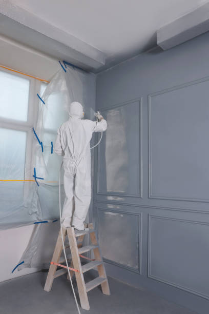 istock Decorator dyeing wall in grey color with spray paint indoors 1489139731