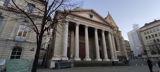 Image of the facade of the cathedral of Geneva from the Main Square of the city