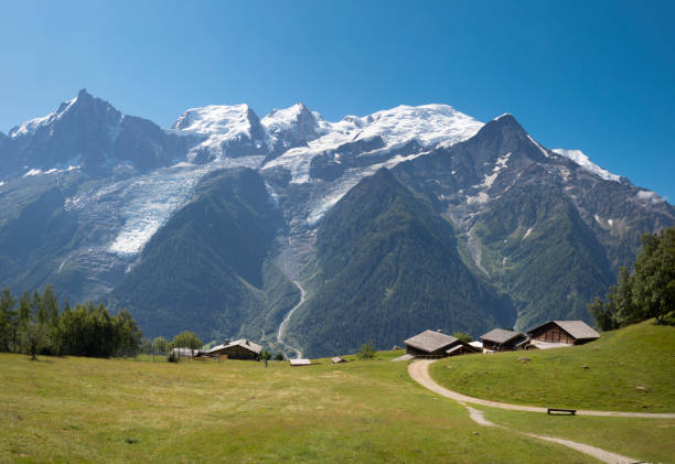 the mont blanc massif and aiguille du midi  - les houches - parc de merlet - mont blanc massif photos et images de collection