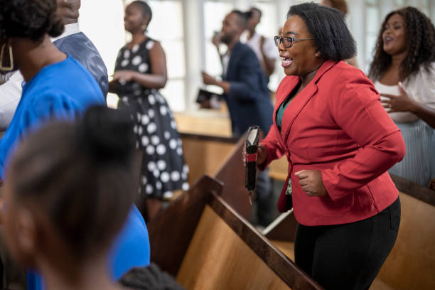 Woman dancing and singing gospel music in church Multi-generation family and congregation enjoying church service black gospel church stock pictures, royalty-free photos & images