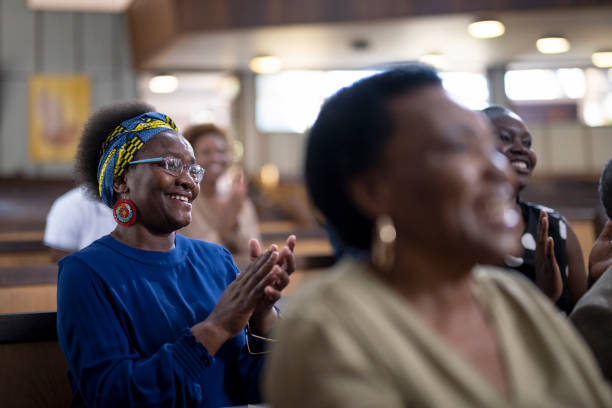Woman clapping hands in church service Multi-generation family and congregation enjoying church service black gospel church stock pictures, royalty-free photos & images