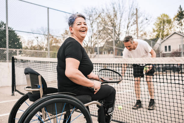 mulher latina deficiente praticar tênis em cadeira de rodas com treinador - tennis women action lifestyles - fotografias e filmes do acervo