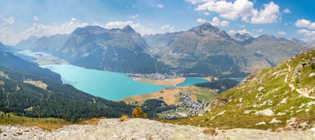 スイス - ��エンガディン渓谷シルヴァプラネル湖とシルサー湖。 - silsersee meadow engadine graubunden canton ストックフォトと画像