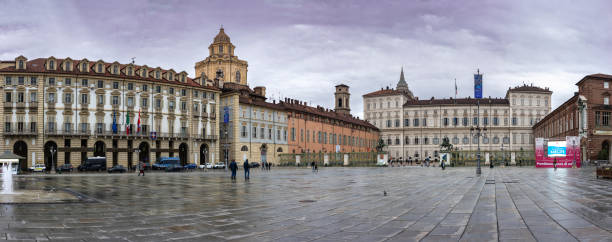 das architektonische ensemble der piazzetta reale, des königspalastes von turin - palazzo reale turin stock-fotos und bilder