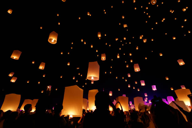 lanternes de ciel, lanternes volantes, lanternes flottantes, ballons à air chaud loy krathong festival à chiang mai thaïlande. - hot air balloon flying heat people photos et images de collection