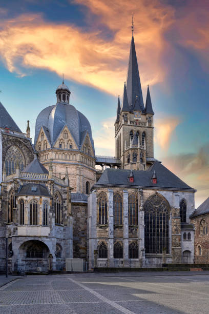 la cattedrale di aquisgrana (in tedesco: aachener dom) è una chiesa cattolica romana ad aquisgrana, in germania. - medieval autumn cathedral vertical foto e immagini stock