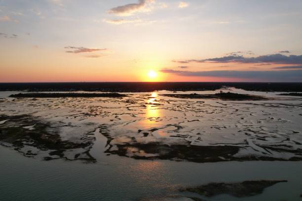 widoki lotnicze z południowego krańca plaży wrightsville w północnej karolinie o zachodzie słońca. - south carolina beach south north carolina zdjęcia i obrazy z banku zdjęć