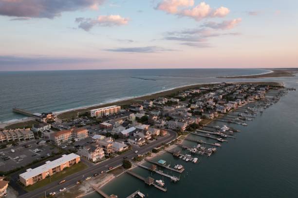 widoki lotnicze z południowego krańca plaży wrightsville w północnej karolinie o zachodzie słońca. - south carolina beach south north carolina zdjęcia i obrazy z banku zdjęć