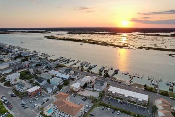 widoki lotnicze z południowego krańca plaży wrightsville w północnej karolinie o zachodzie słońca. - south carolina beach south north carolina zdjęcia i obrazy z banku zdjęć