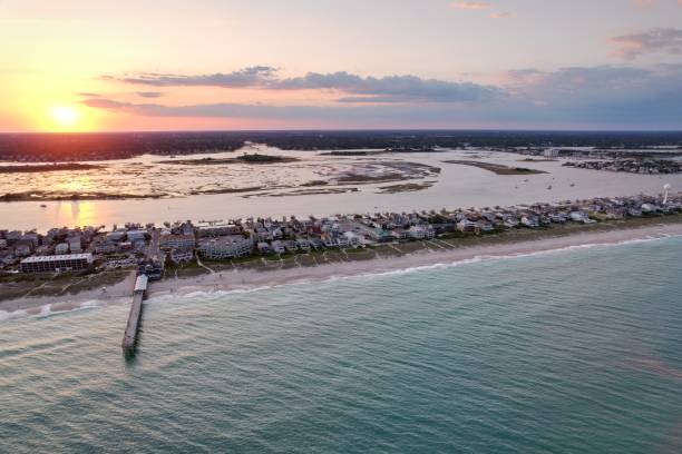 widoki lotnicze z południowego krańca plaży wrightsville w północnej karolinie o zachodzie słońca. - south carolina beach south north carolina zdjęcia i obrazy z banku zdjęć