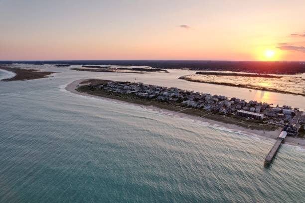 widoki lotnicze z południowego krańca plaży wrightsville w północnej karolinie o zachodzie słońca. - south carolina beach south north carolina zdjęcia i obrazy z banku zdjęć