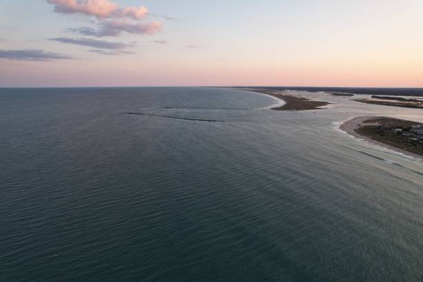 widoki lotnicze z południowego krańca plaży wrightsville w północnej karolinie o zachodzie słońca. - south carolina beach south north carolina zdjęcia i obrazy z banku zdjęć