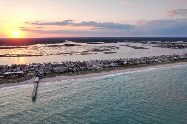 widoki lotnicze z południowego krańca plaży wrightsville w północnej karolinie o zachodzie słońca. - south carolina beach south north carolina zdjęcia i obrazy z banku zdjęć