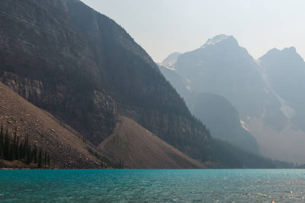 fumée des feux de forêt du lac moraine, banff, canada - landscape national park lake louise moraine lake photos et images de collection