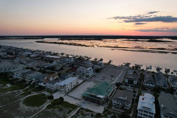 widoki lotnicze z południowego krańca plaży wrightsville w północnej karolinie o zachodzie słońca. - south carolina beach south north carolina zdjęcia i obrazy z banku zdjęć